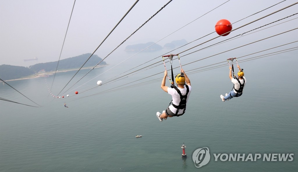 짜릿함 속 '관리 사각지대'…끊이지 않는 짚트랙 안전사고