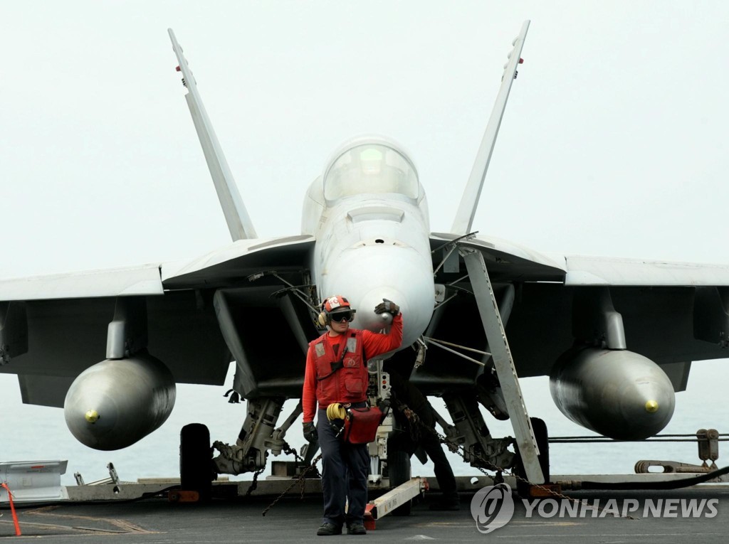 강풍에 빠진 美F-18 함재기 한달 공들여 해저에서 건져