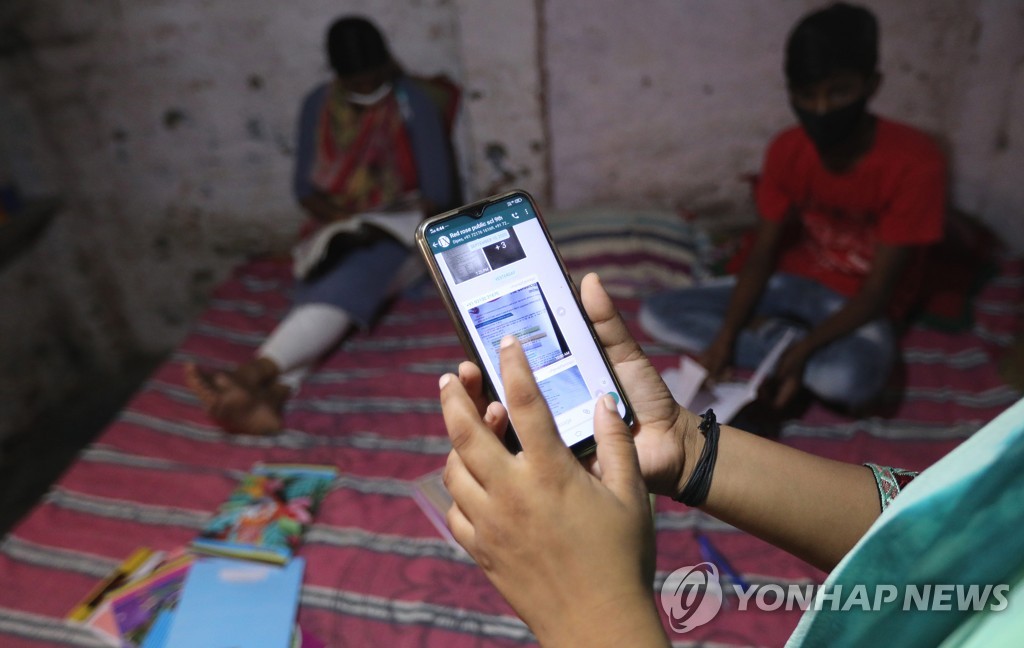 "인도, 10만원대 중국 스마트폰 금지 추진"…샤오미 '직격탄'(종합)