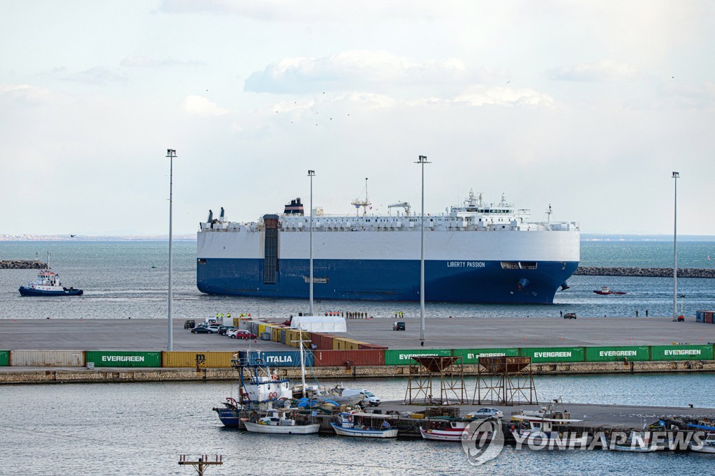 조용했던 그리스 항구에 '날벼락'…우크라전 탓 미러 각축장으로