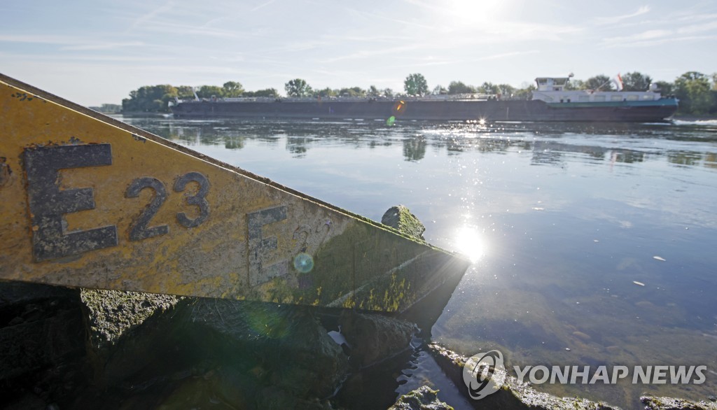 가뭄·폭염에 독일 라인강 수위 '뚝'…전력생산도 차질