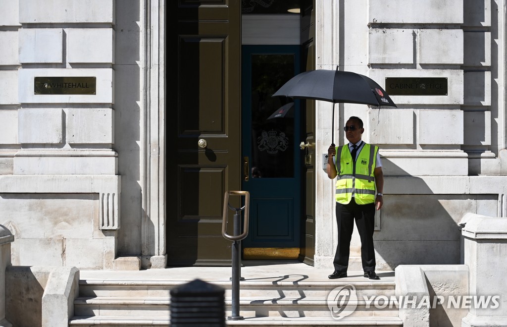 에어컨 없는 지하철에 땀이 줄줄…영국 또 폭염 황색경보