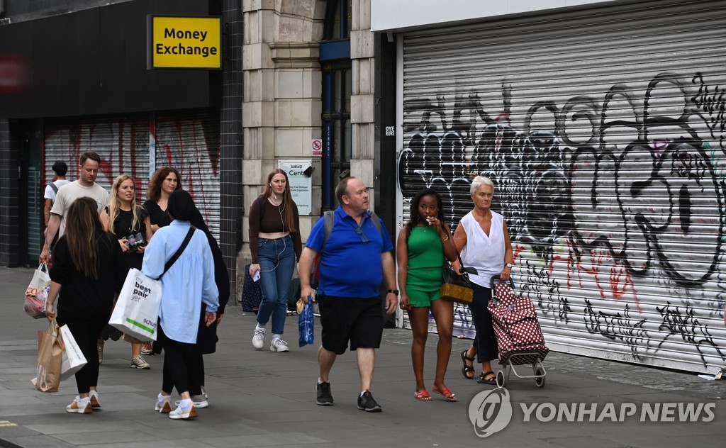 쓰디쓴 브렉시트의 대가…영국, G7중 첫 두자릿수 물가에 역성장