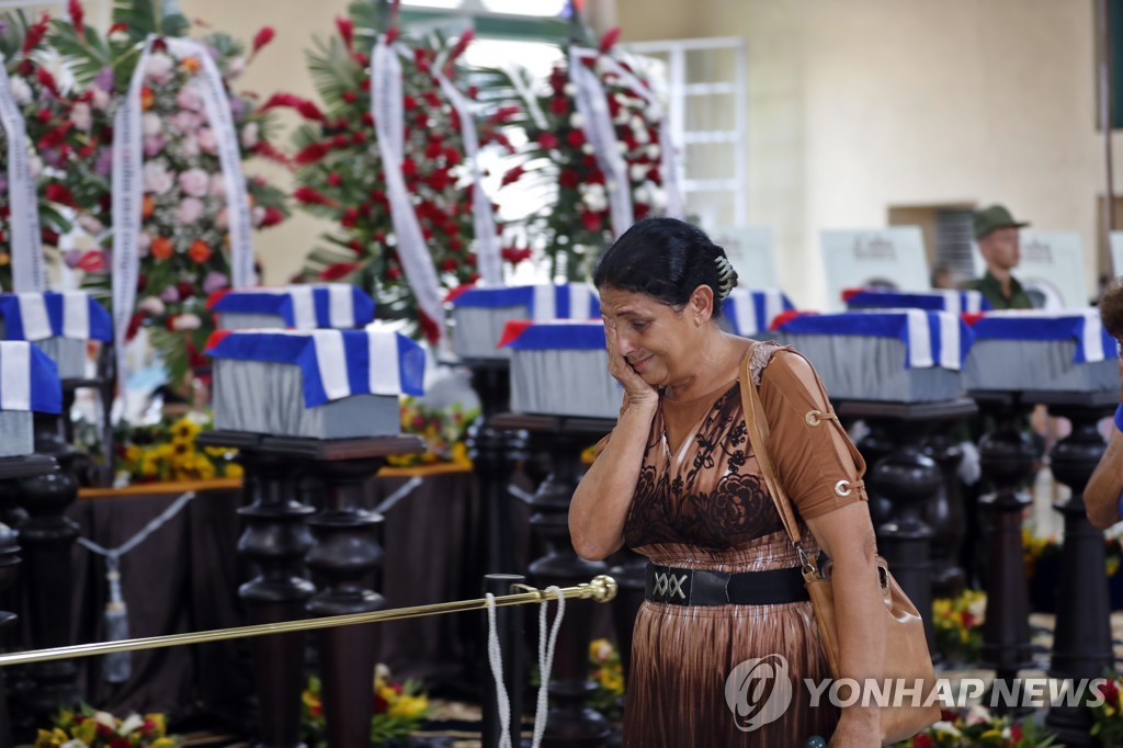 '쿠바 역대 최악 산재' 연료탱크 화재 순직 소방관 추모 물결