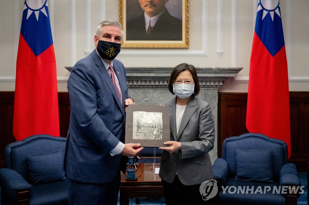 대만 총통, 美주지사 만나 "칩 공급망 구축 위해 협력"(종합)