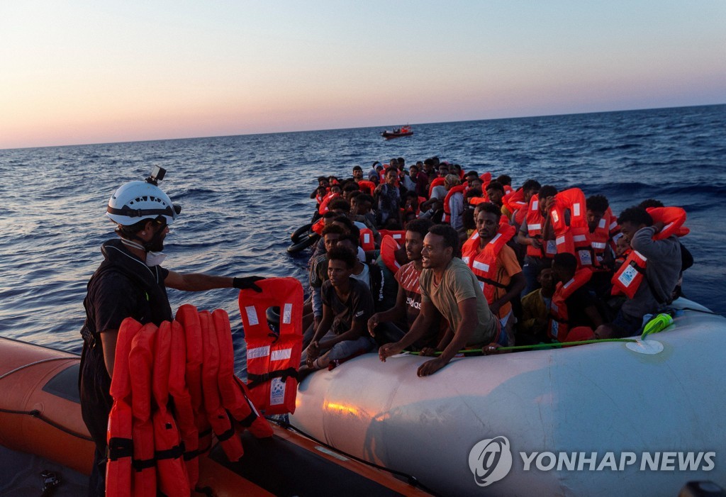 구조 활동 지원한다더니…"EU 정찰 드론, 리비아 난민선 감시"