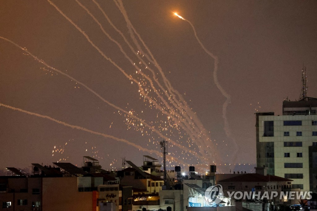 이스라엘 공습에 가자지구선 로켓 대응…최소 10명 사망(종합)