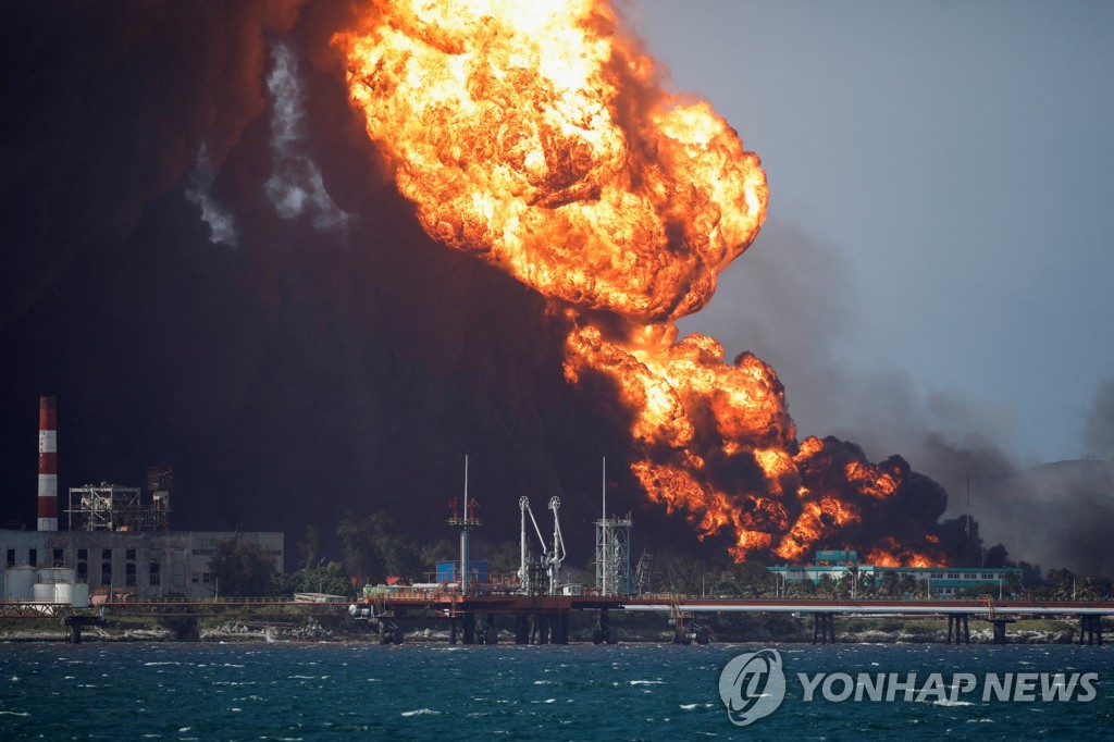 닷새째 불타는 쿠바 연료탱크…경제난에 전력난 덮쳐(종합)