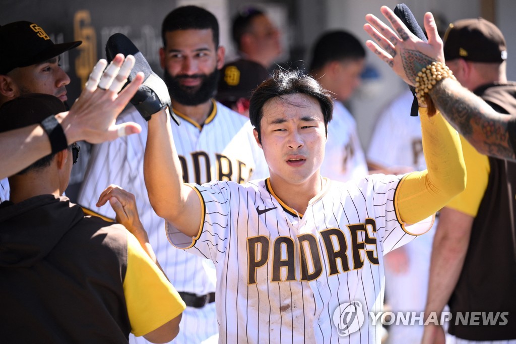 김하성, 3경기 연속 2루타…공격적인 주루로 득점도 추가