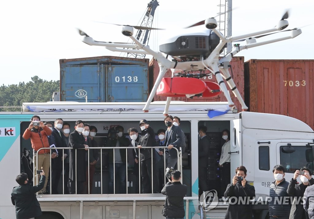 제주 해수욕장 안전관리 나선 '드론'…익수자에 구명 튜브 투하