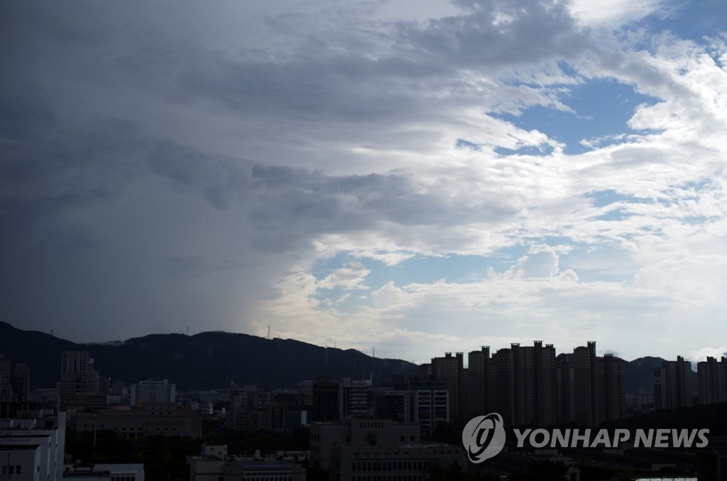 경남·부산·울산, 구름 끼고 소나기…낮 최고 36도