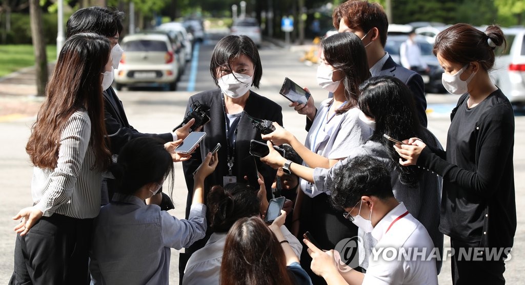 공수처, '고소장 위조 무마 의혹' 임은정 고발인 조사