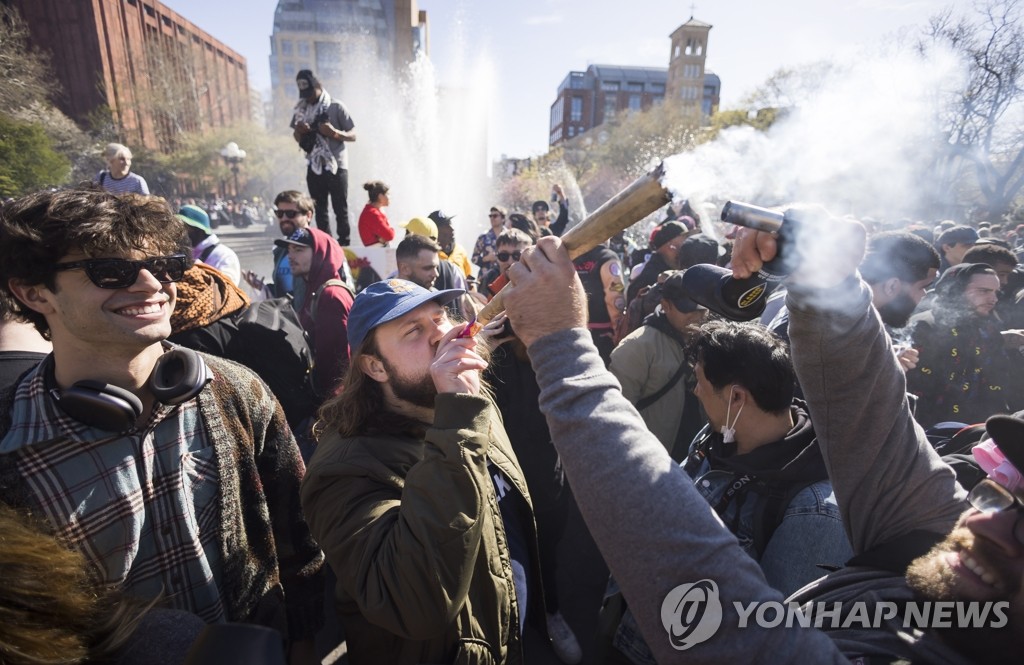 "마리화나 피우는 미국인, 담배 흡연자보다 많아졌다"