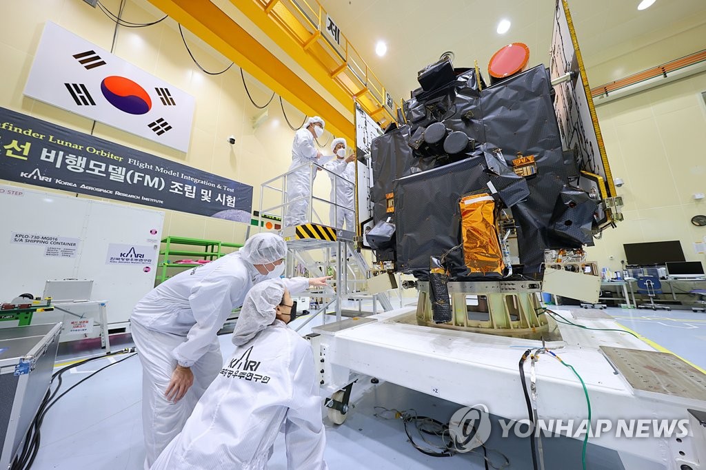 한국 첫 달탐사선 '다누리' 내일 미국서 발사…기립 완료(종합2보)