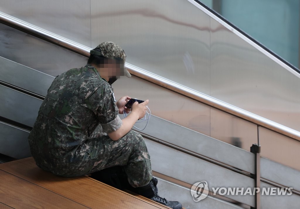 군, SNS 등에 무기·장비사진 게시에 "휴대전화 사용지침 보완"