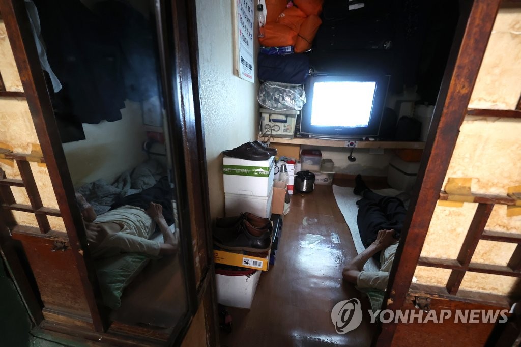 "노인정도 그림의 떡"…찜통더위 견디는 취약계층 어르신