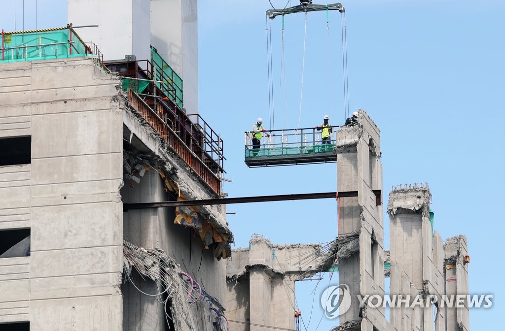 '붕괴사고' 광주 화정아이파크 주거지원책에 계약자들 부글부글