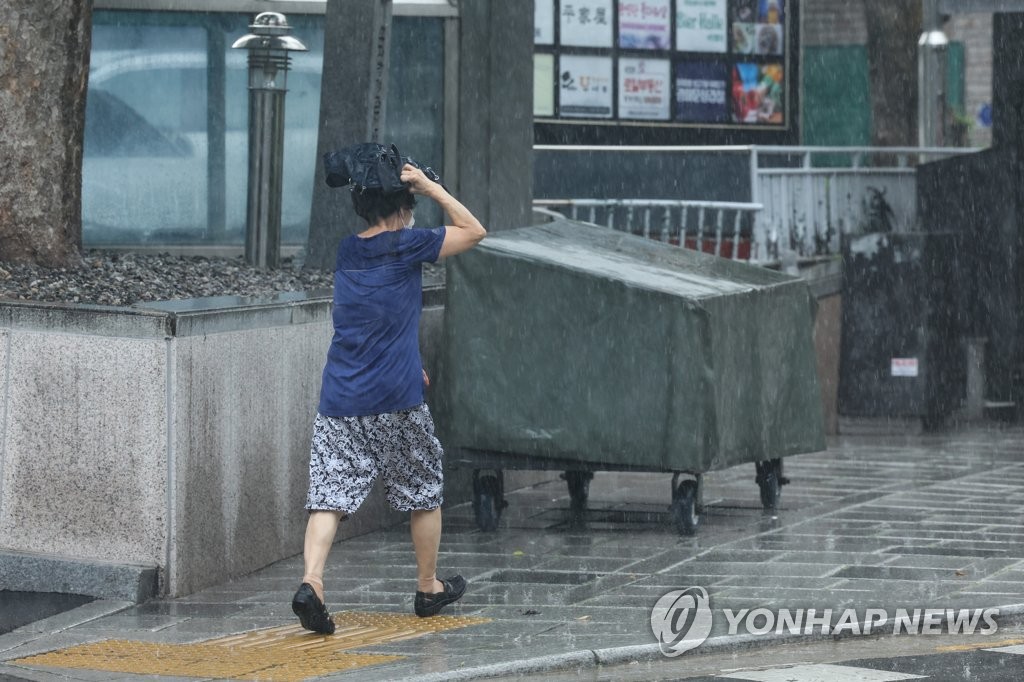 충청·경북 많은 비…내일 곳곳 폭염에 무더위