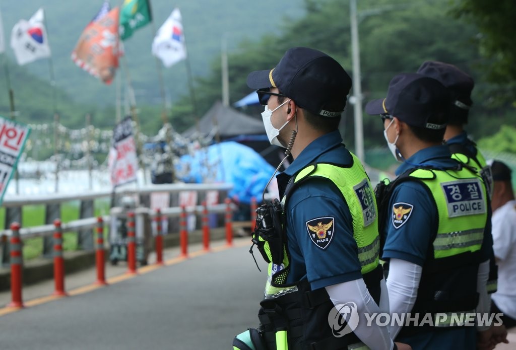 문 전 대통령 휴가 떠난 평산마을 모처럼 평온…찬반집회 멈춤