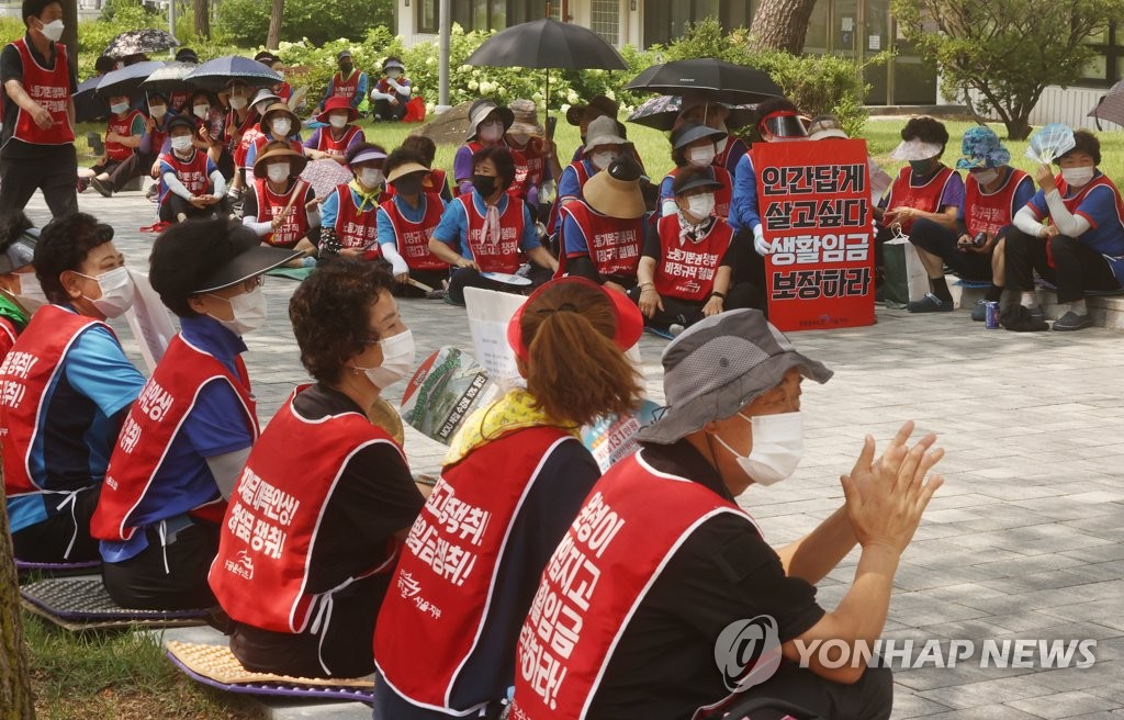 연세대 청소·경비노동자, 용역업체와 임금인상·인력 충원 합의