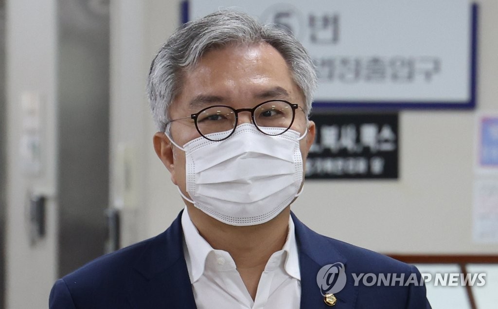 최강욱 의원직 걸린 대법원 심리, '폐문부재'로 지연