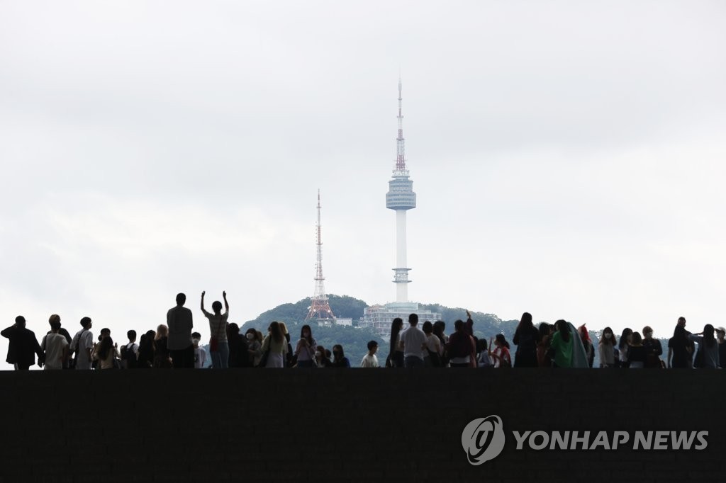 [날씨] 흐리고 곳곳 빗방울…출근길 20도 안팎 서늘