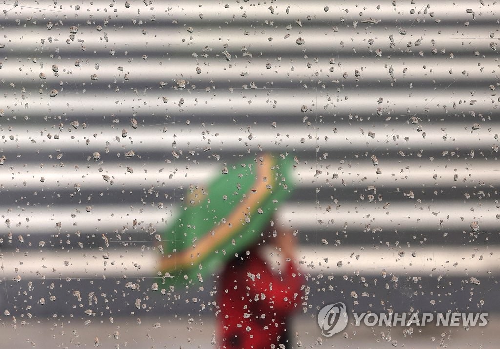 [날씨] 전국 곳곳에 소나기…서울 낮 최고 30도