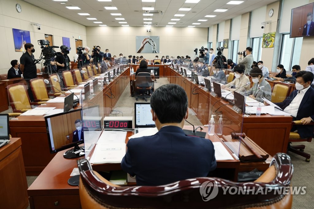 과방위 또 파행…"정청래 독재·수박소통" "아직 야당인줄 아나"