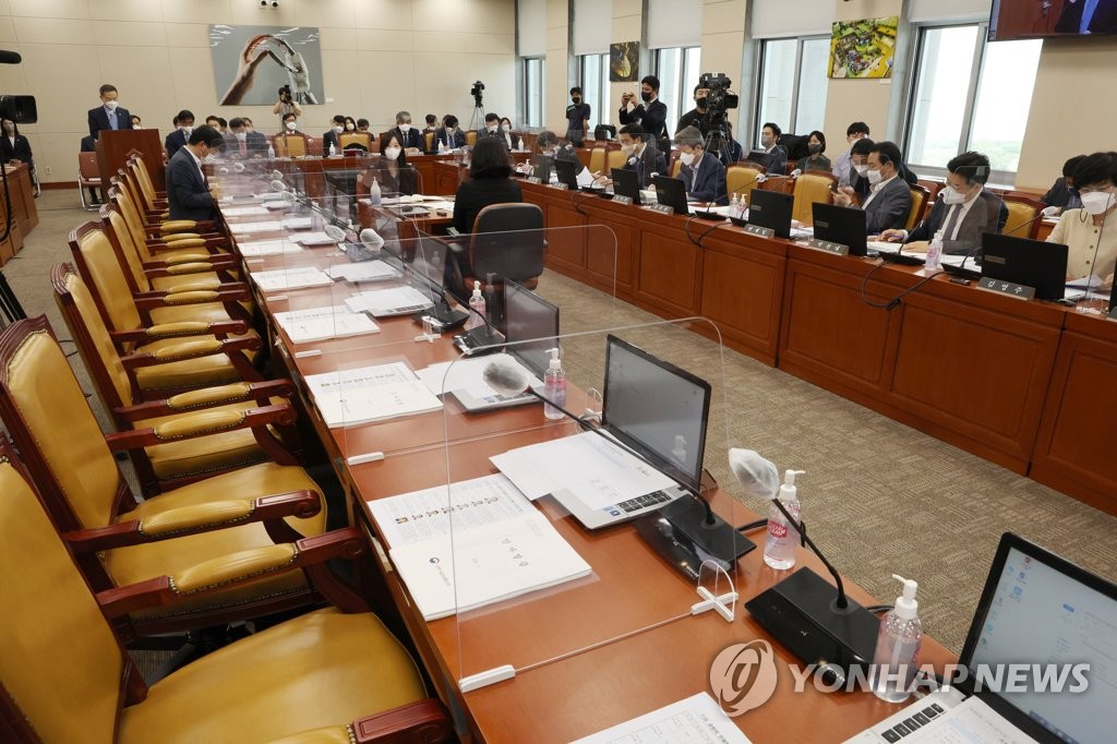 과방위 또 파행…"정청래 독재·수박소통" "아직 야당인줄 아나"