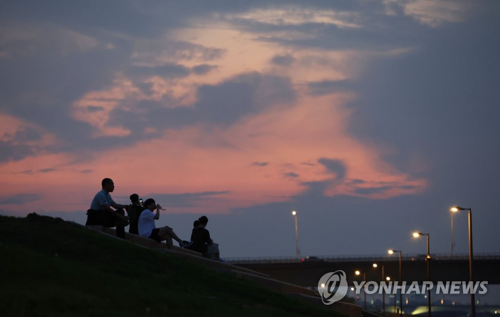 내일도 찜통더위·소나기·열대야…낮 최고기온 31∼37도