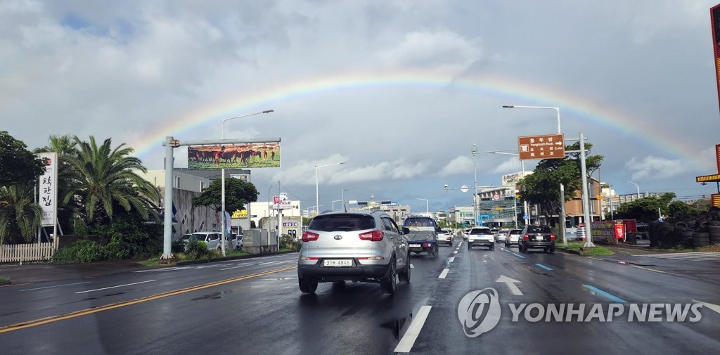 태풍 열대저압부로 약화…제주 곳곳 비·강풍에 무더위