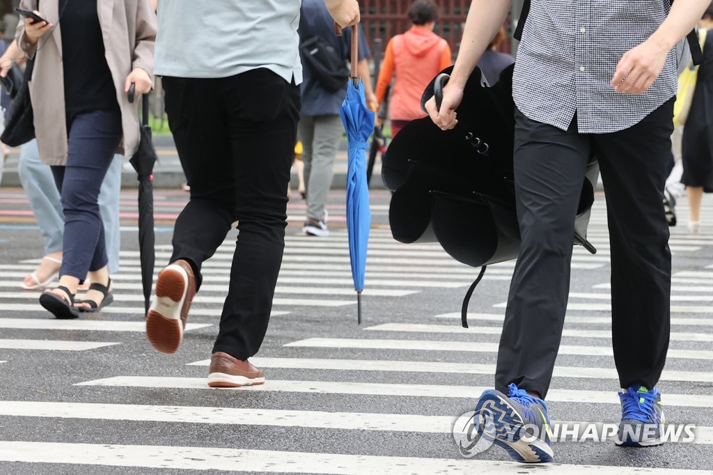 부산·울산·경남 늦은 오후까지 가끔 비…낮 최고 34도