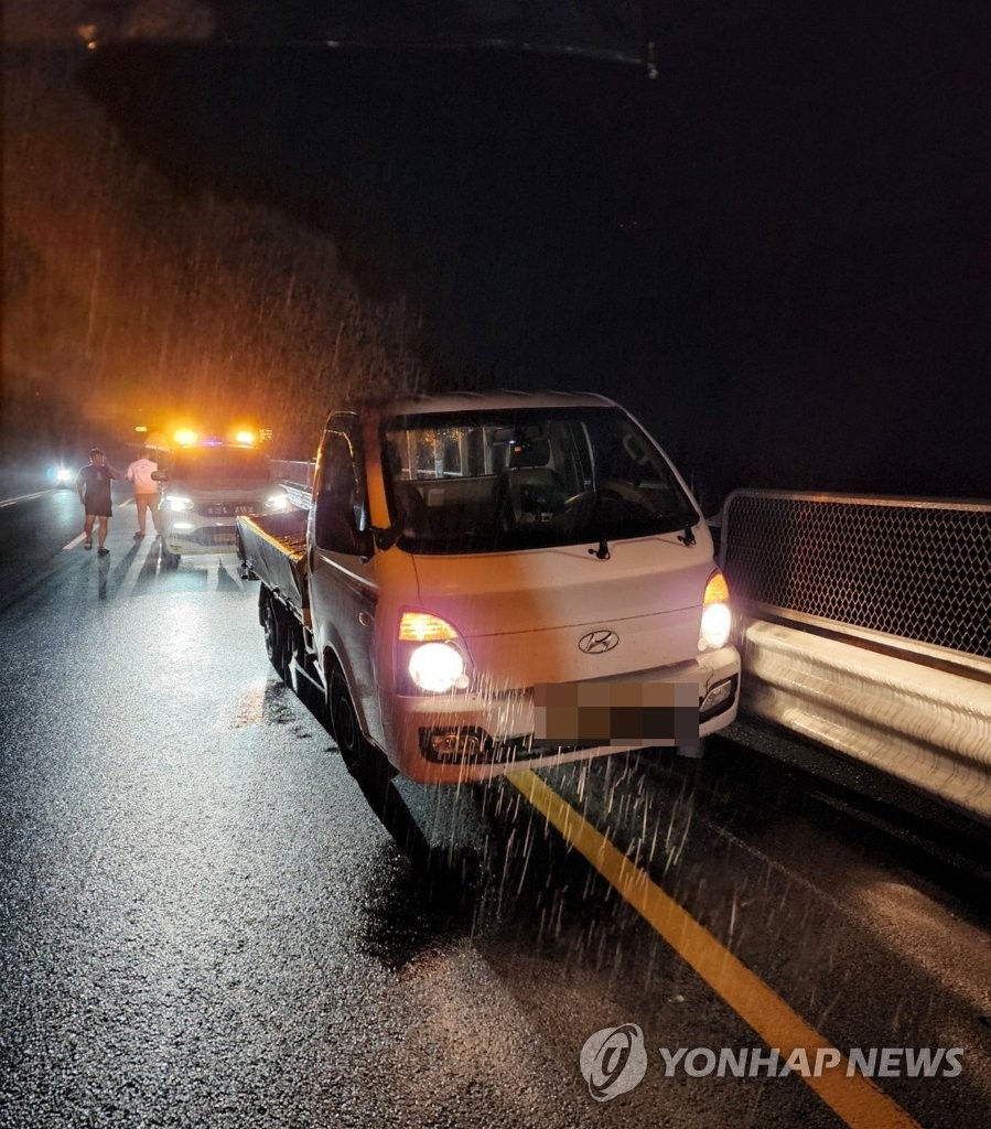 당진서 70대 운전자 중앙분리대와 차 사이에 끼여 숨져