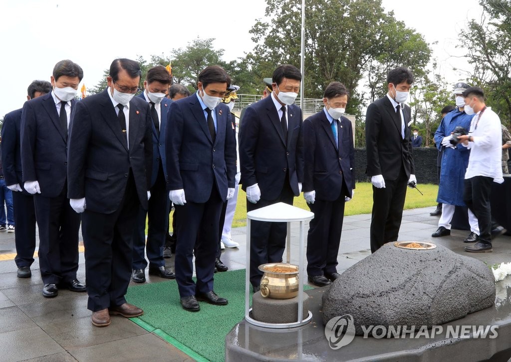 '화해와 상생' 제주4·3유족회·경우회 9번째 합동 참배