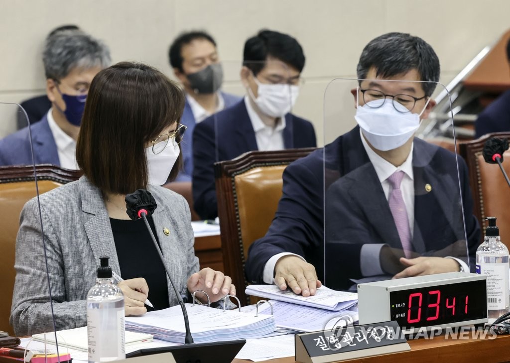 방역정책 공방 與 "일상옥죄기 안돼" 野 "文정부와 뭐가 다른가"