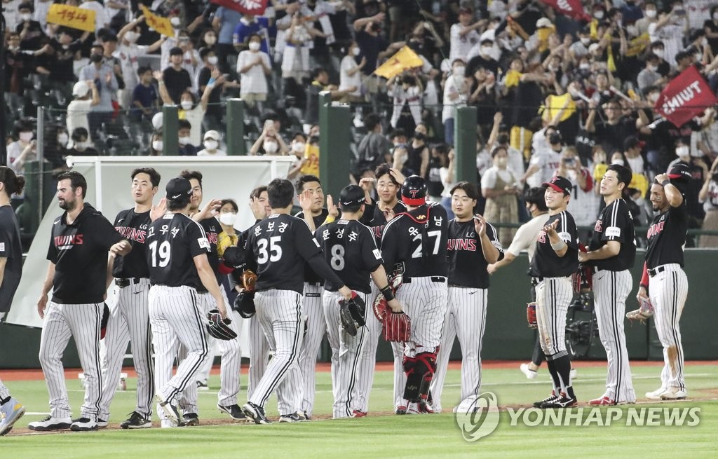 홈런 1위 박병호 연타석 3점포 대폭발…안우진, 김광현에 판정승(종합)