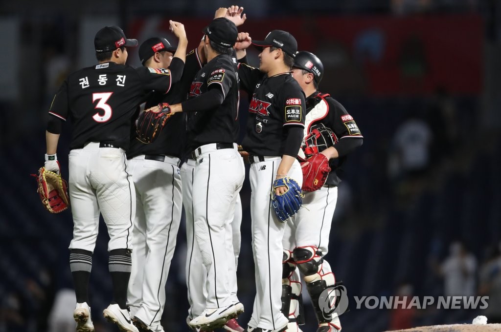 홈런 1위 박병호 연타석 3점포 대폭발…안우진, 김광현에 판정승(종합)