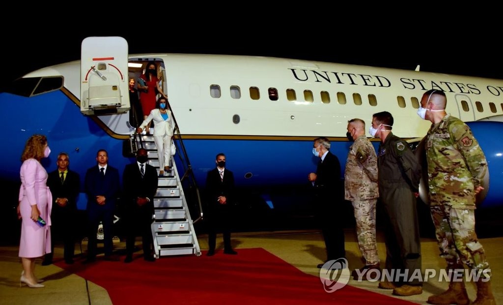 펠로시 입국 때 '텅빈 공항' 논란…의전사고? 사전 협의?