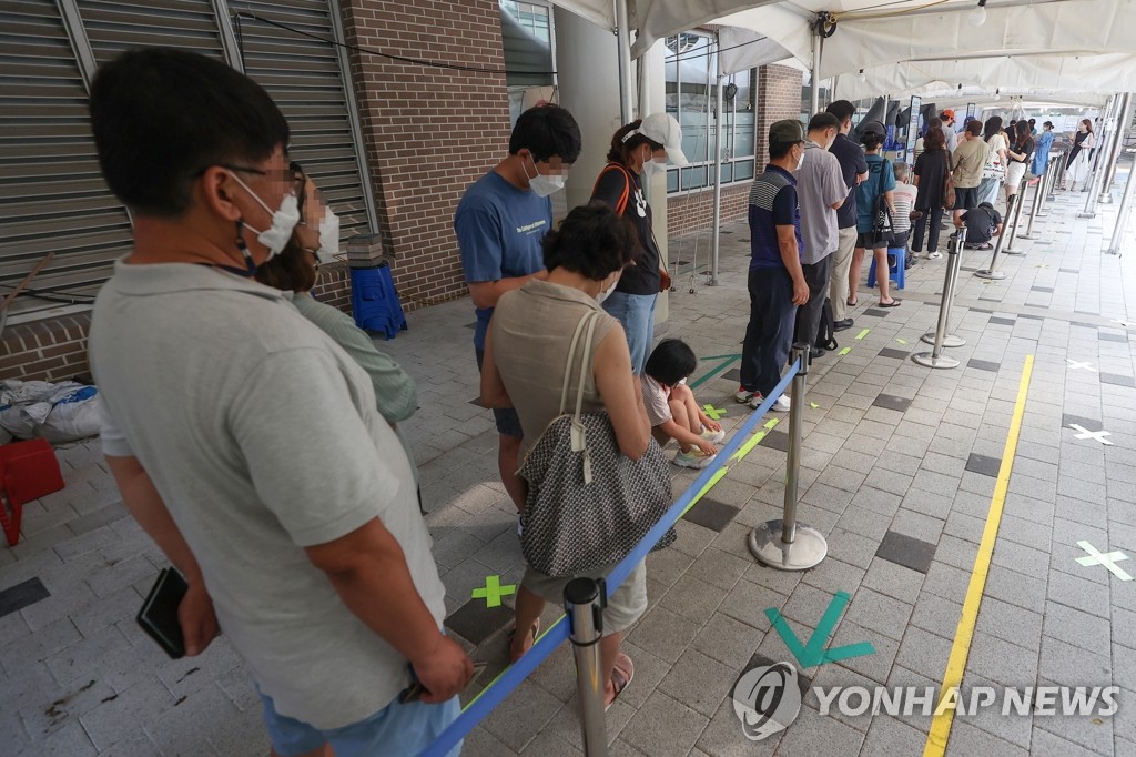 [속보] 방역당국 "재유행 15만명 정점 예상…재생산지수 1.13까지 하락"