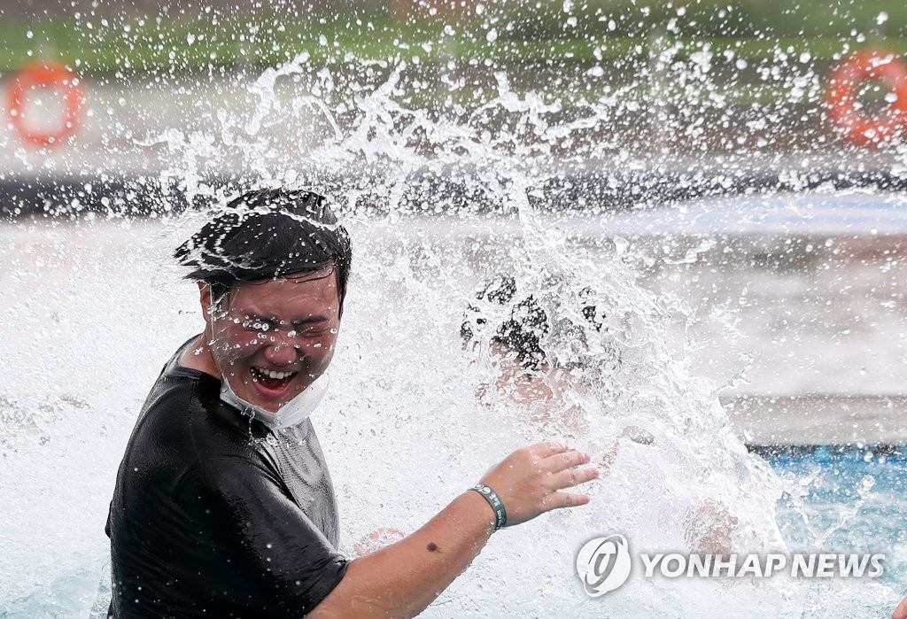 '폭염, 피할 수 없다면 즐기자' 전국 해변·계곡에 인파