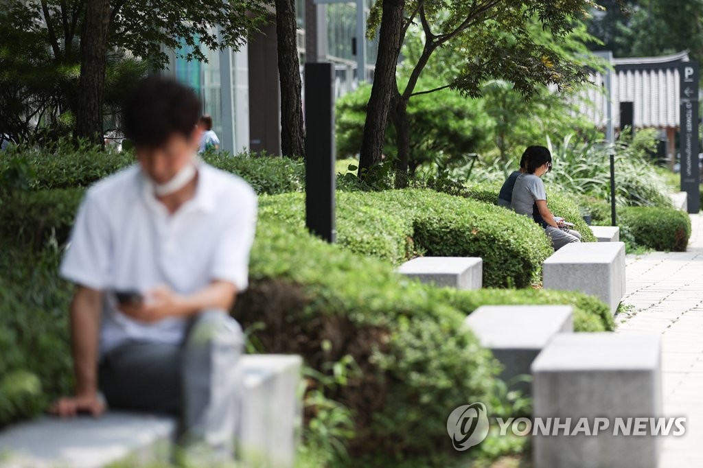 '입추'에도 계속되는 무더위…곳곳 돌풍 동반 소나기