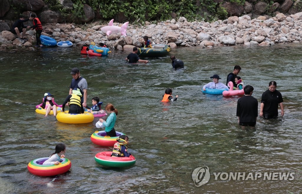 '폭염, 피할 수 없다면 즐기자' 전국 해변·계곡에 인파