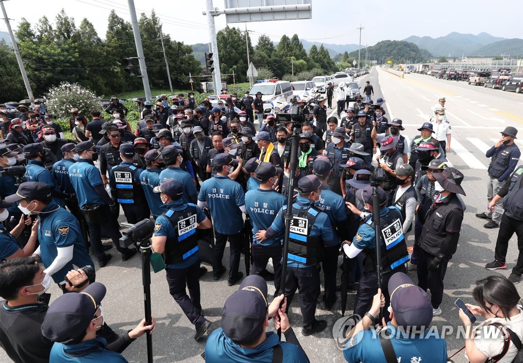 하이트진로 강원공장 통행로 막은 화물연대 간부 2명 구속