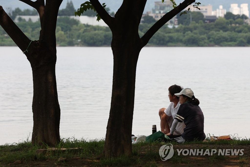 '입추' 무색한 찜통더위 계속…전국 곳곳 소나기