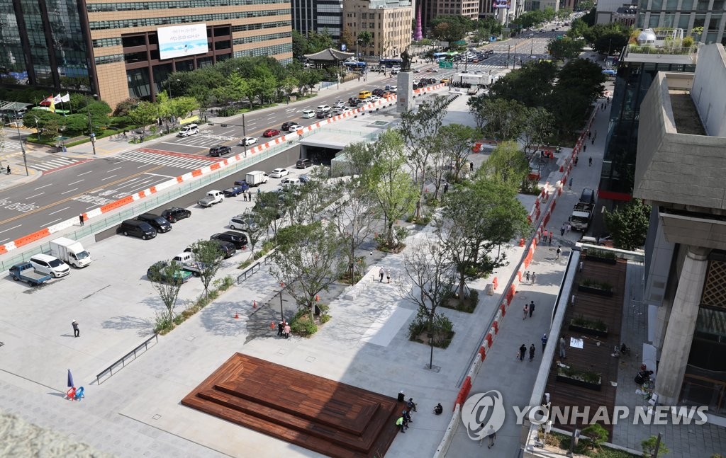 답답했던 차도가 시원한 정원으로…휴식공간 깃든 광화문광장 | 한국경제 답답했던 차도가 시원한 정원으로…휴식공간 깃든 광화문광장