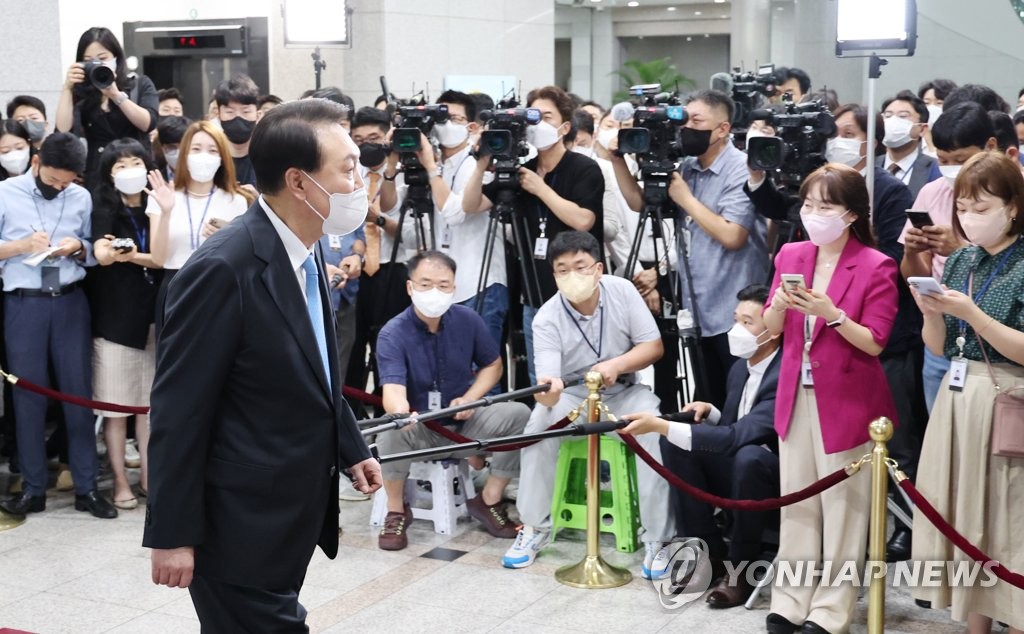 尹대통령, 칩4 참여 여부 묻자 "국익 잘 지켜내겠다"(종합)