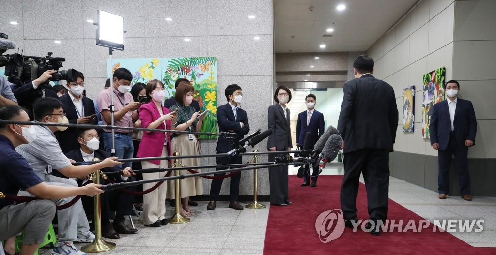 하늘색 넥타이 매고 자세 낮춘 尹…달라진 출근길 문답