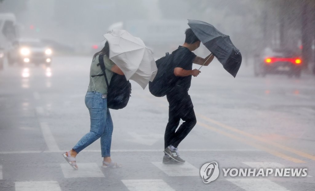 [날씨] 중부 많은 비…남부는 30도 웃도는 무더위