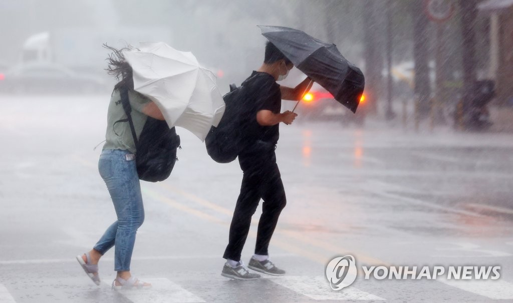 중부지방에 쏟아진 폭우로 곳곳서 침수·고립 피해 잇따라