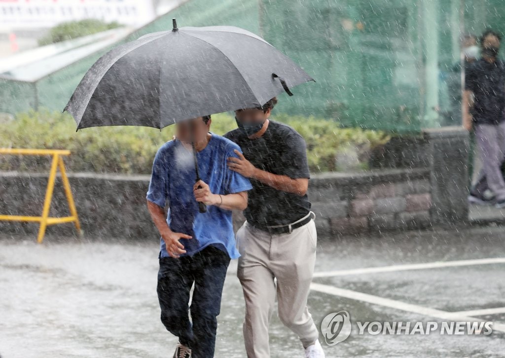 중부는 폭우, 남부는 폭염…내일도 '한 나라 두 날씨'